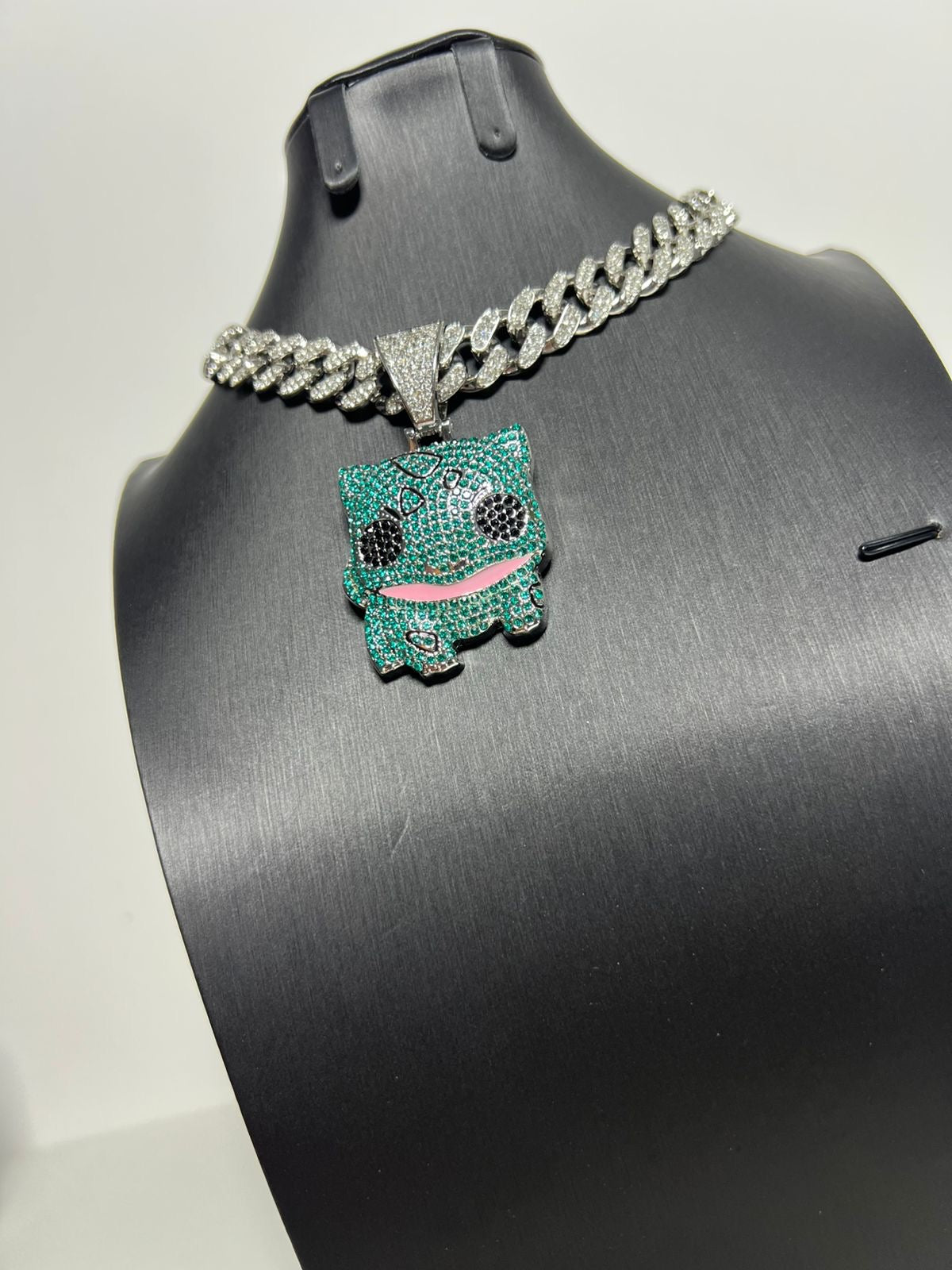 Dije Bulbasaur con Cadena